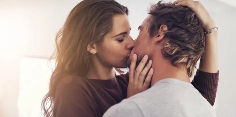 Cách hôn môi đá lưỡi chinh phục bạn tình